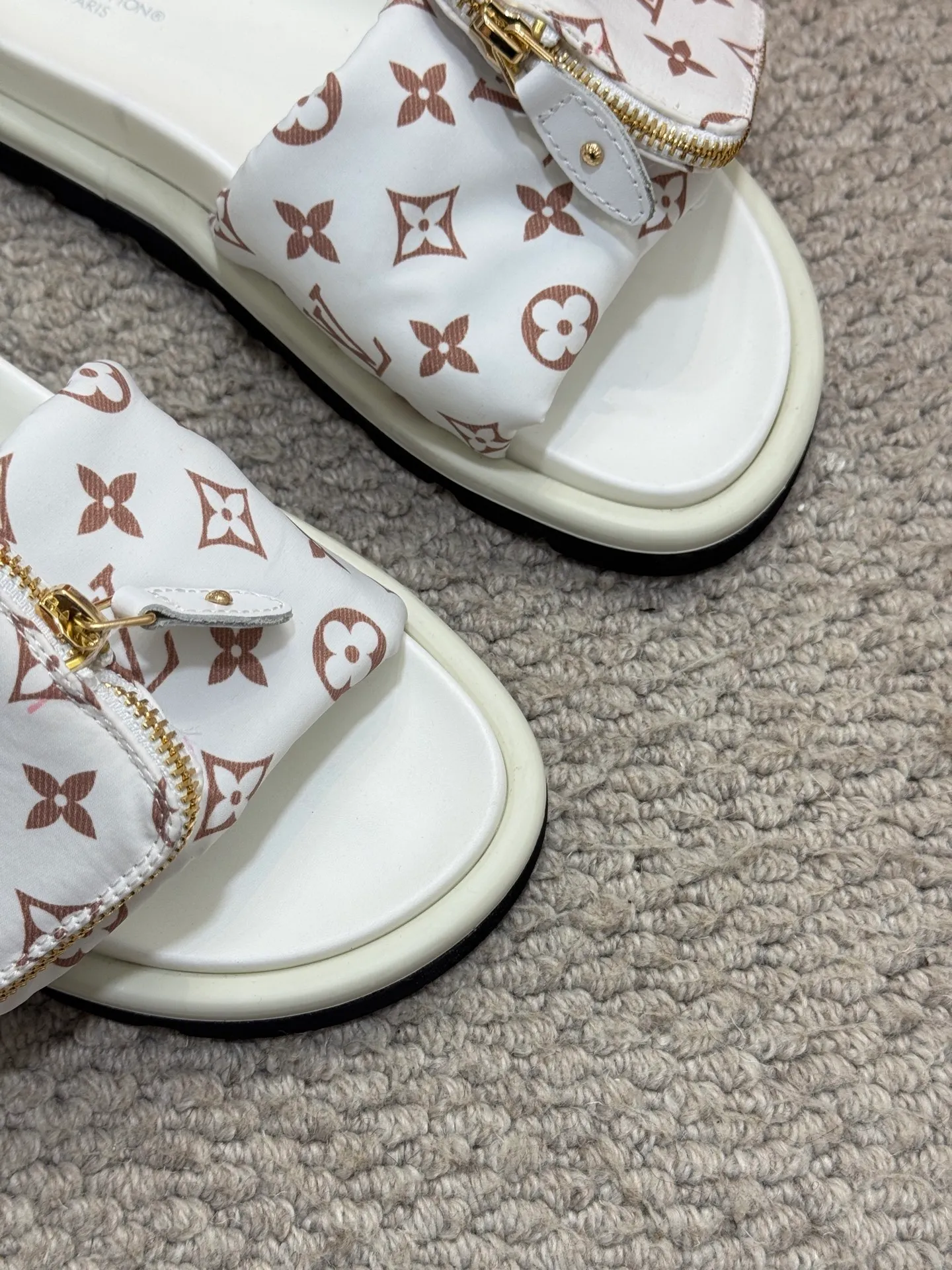 Men's shoes 💰400 [New style] 🦇🦇Top original order [Louis Vuitton] Couple style 👫Spring and summer style🎯🎯As an active family in the fashion industry ⭐ Lv is characterized by bold innovation ⚡Fabric down cloth🔥 Combined outsole, clean and tidy ⚡Fashionable and generous🌹Multiple colors available..Size: 36-44 (45 customized